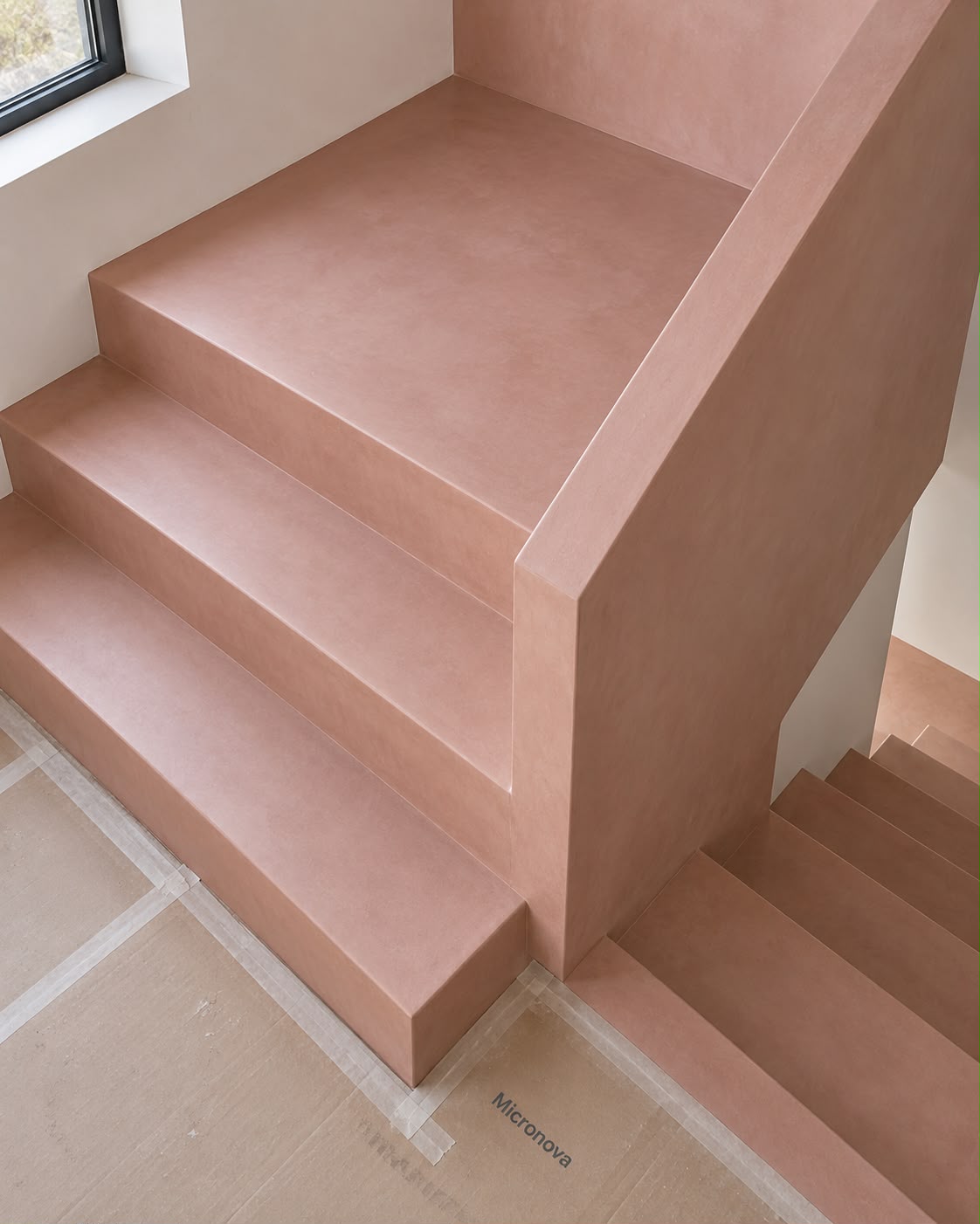 Trabajo de microcemento en escaleras realizado por Micronova 4