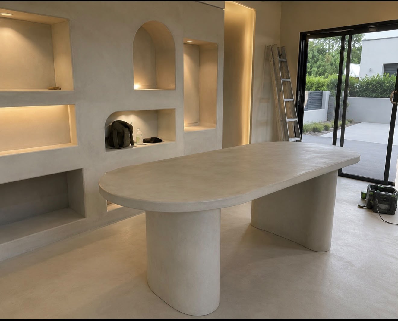 Trabajo de microcemento en muebles y superficies decorativas realizado por Micronova 4